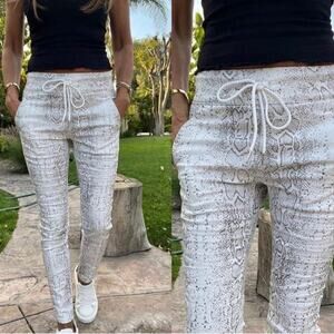 NWOT Bevy Flog Shely High Rise Drawstring Pants White Python Snake Print 27